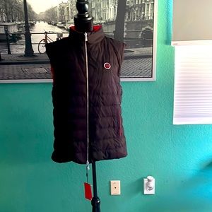 Reversible black and red unisex puffer vest